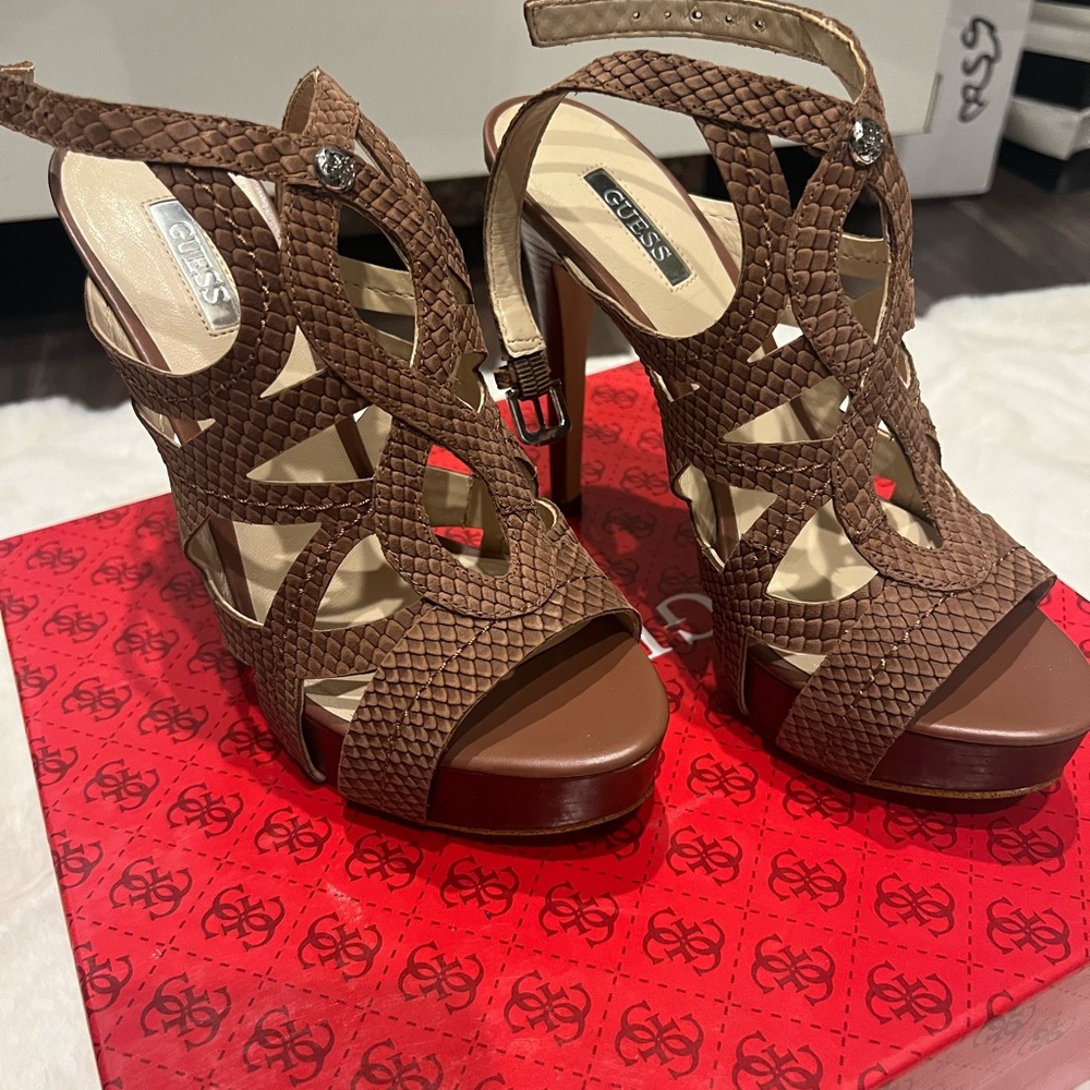 Brown STRAPPY platform by Guess. Kaesy size 7M.